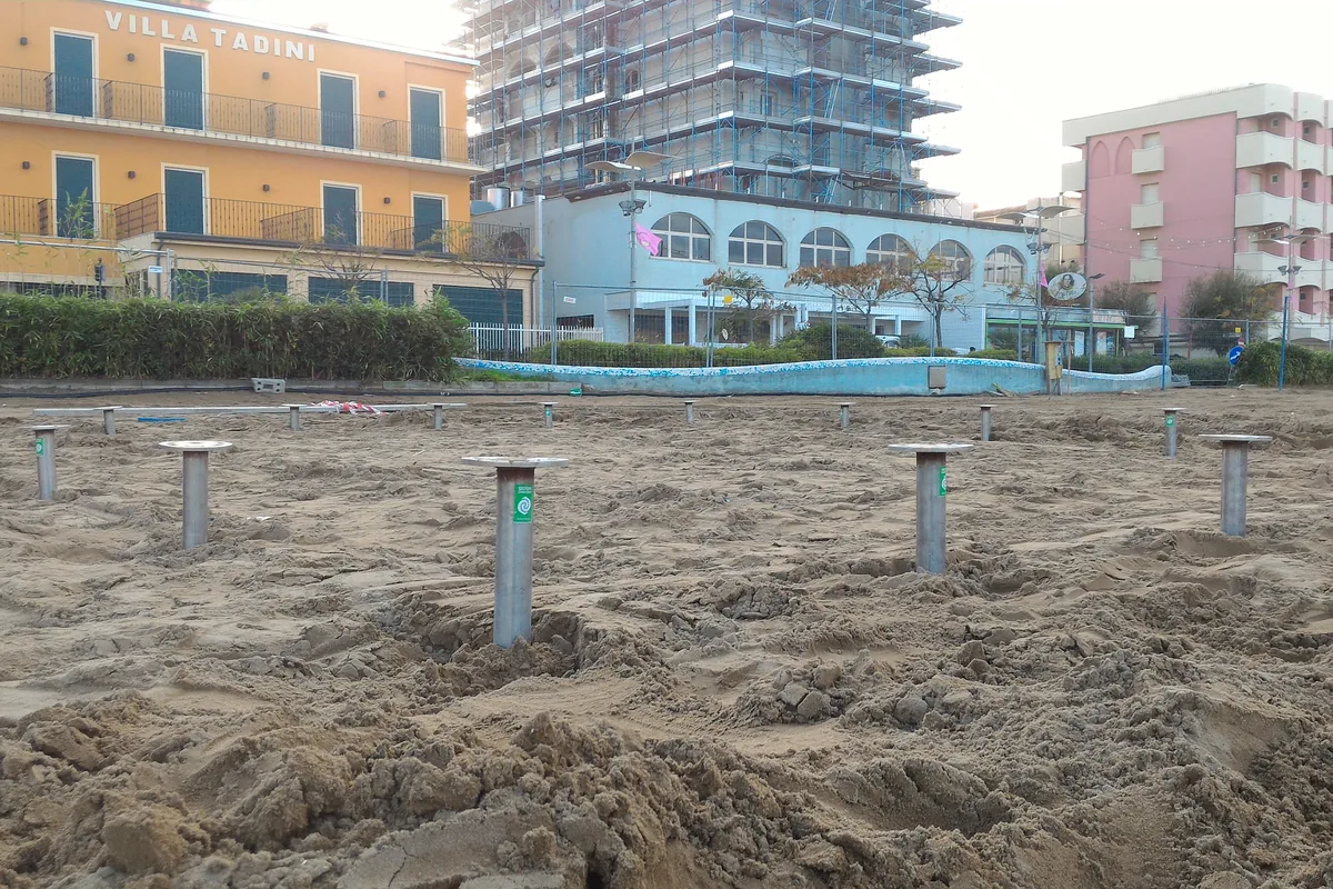Campo di T-Block posati sulla spiaggia di Misano Adriatico davanti agli alberghi del lungomare, pronti per la struttura.