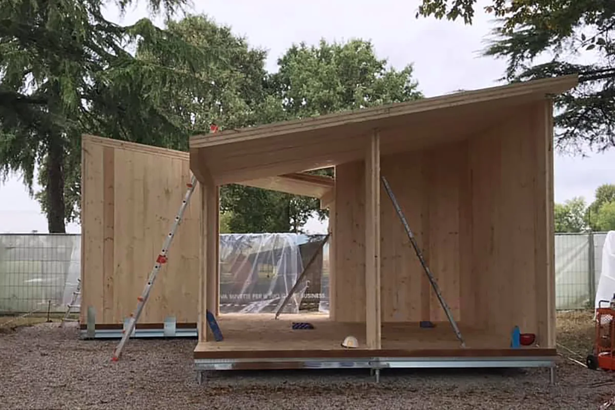 Edificio in legno XLMA in costruzione sulla piattaforma ancorata con le fondazioni a vite T-Block.