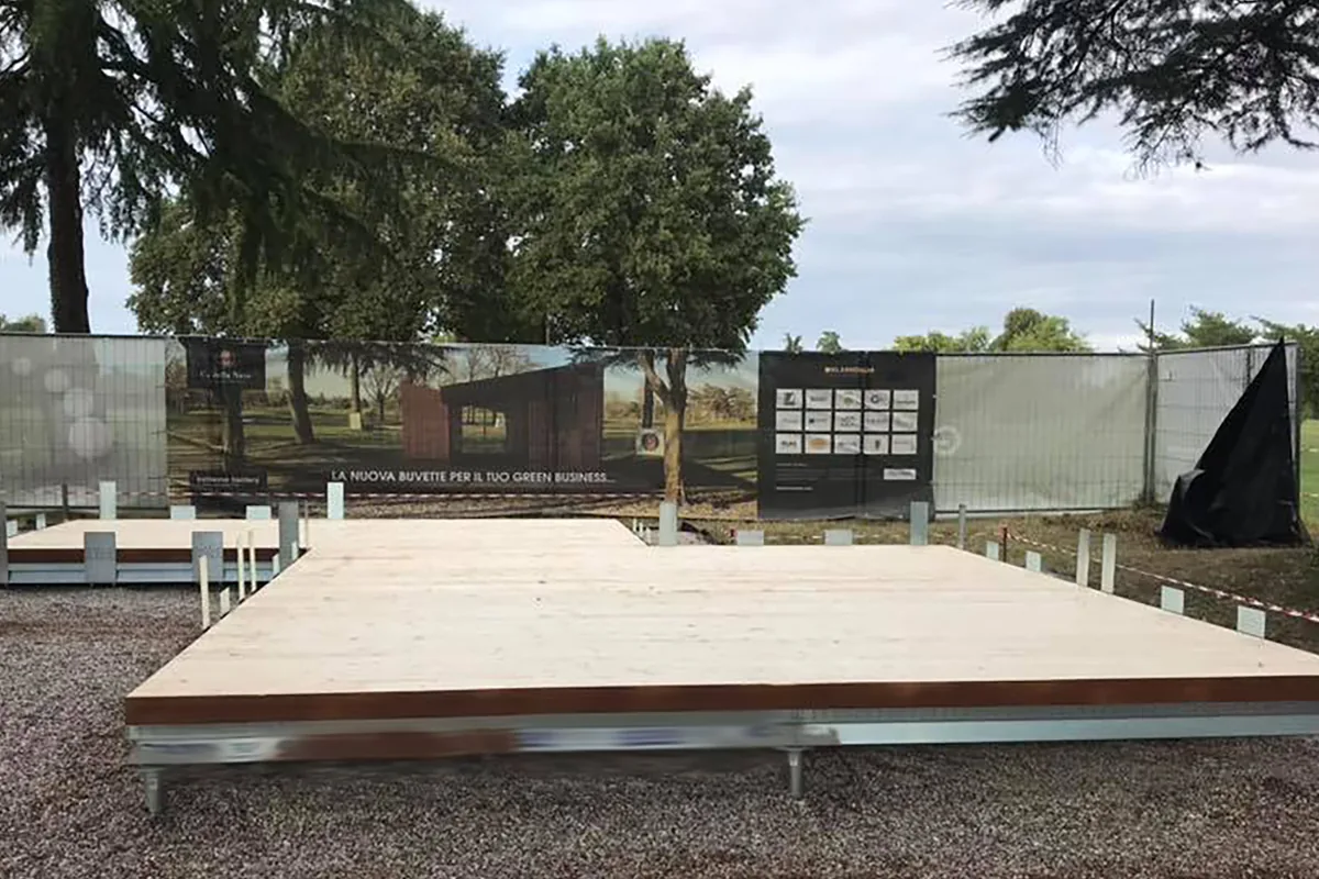 Piattaforma in legno appoggiata sui T-Block vicino al mare.