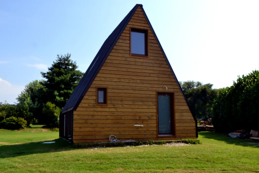 Prima casa pieghevole prodotta e installata in Italia. La casa è di quelle A-Frame, a forma di A, ed è ancorata a terra senza nessuna fondazione in calcestruzzo, ma con le fondazioni a vite reversibili T-Block