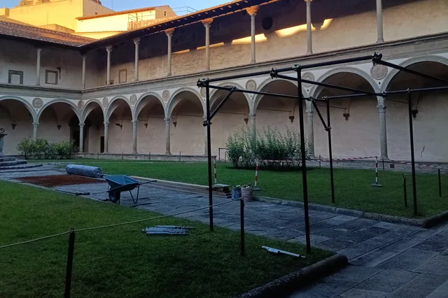 Il Secondo Chiostro di Santa Croce a Firenze con i telai in tubo da ponteggio montati sul prato, ancorati su fondazioni a vite T-Block.