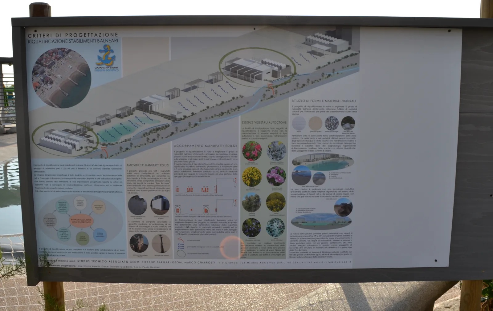 Il pannello «Criteri di progettazione – Riqualificazione stabilimenti balneari» della Cooperativa Bagnini di Misano Adriatico sul lungomare, con la vista d'insieme dello stabilimento, la piscina e i riquadri di testo.
