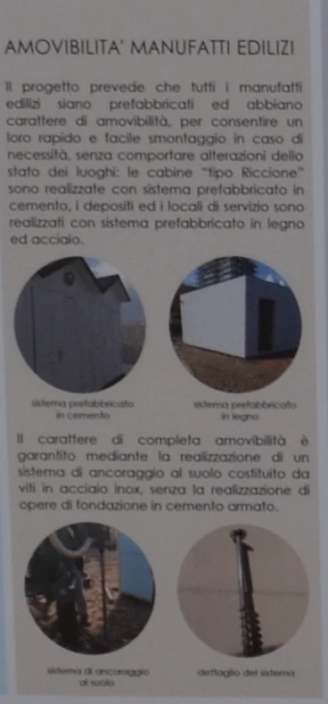 Riquadro «Amovibilità manufatti edilizi» del pannello: il testo sulle viti in acciaio inox e, sotto, due foto della posa e di una fondazione a vite.