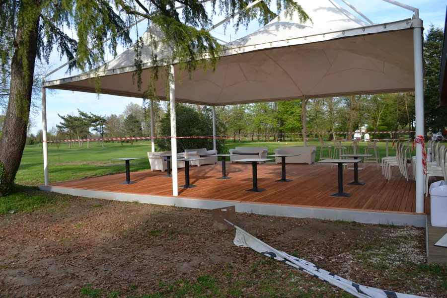 Golf Club di Mestre, pedana in legno per tensostruttura, ancorata su fondazioni a vite T-Block.
