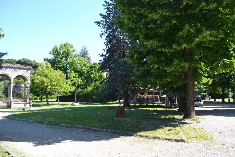 Il prato del parco prima dell'allestimento, con la loggia sullo sfondo: si sceglie dove andranno i punti, senza aprire nessuno scavo.