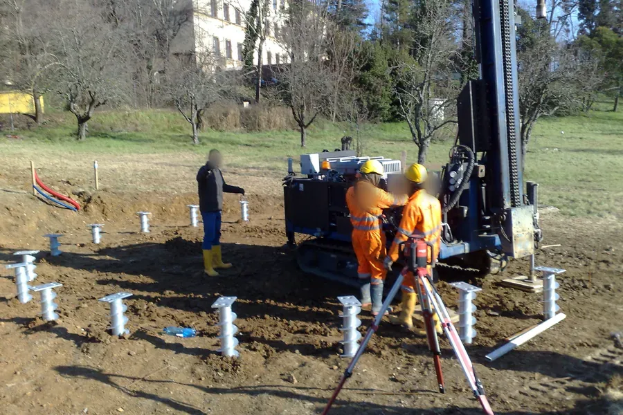 Posa di fondazioni a vite T-Block con macchina cingolata a colonna.