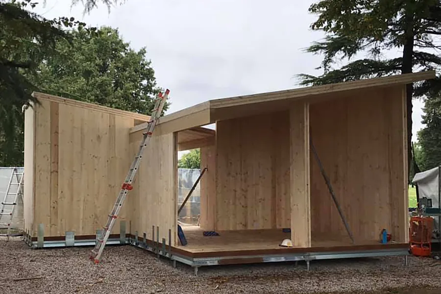 Edificio in XLAM in costruzione su innovativo cordolo ventilato ed ispezionabile, fissato alle fondazioni a vite T-Block, senza scavo e senza platea di calcestruzzo.