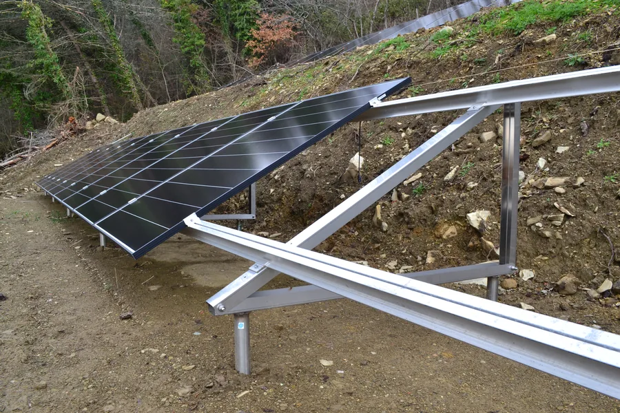 Impianto fotovoltaico sul terreno di una villa: telai in acciaio inox e profili in alluminio sostengono i pannelli fotovoltaici, tutto saldamente ancorato a terra con fondazioni a vite T-Block, senza calcestruzzo.