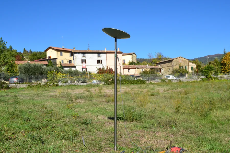 Parabola satellitare montata su un palo in acciaio inox ancorato al terreno con fondazione a vite T-Block senza scavo e cemento.