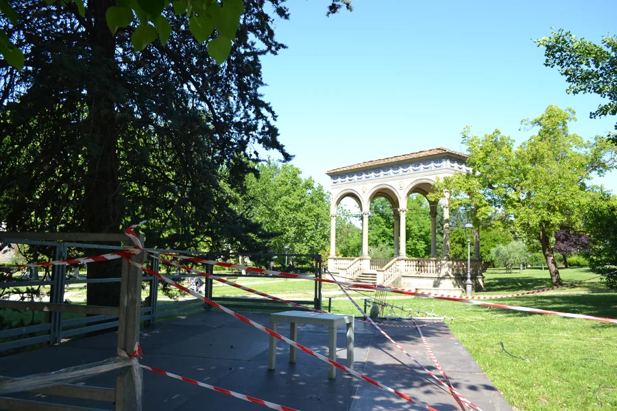 Pedana per un evento nel giardino dell'Orticoltura a Firenze, con la loggia sullo sfondo, la pedana appoggiata su fondazioni a vite T-Block nel prato.