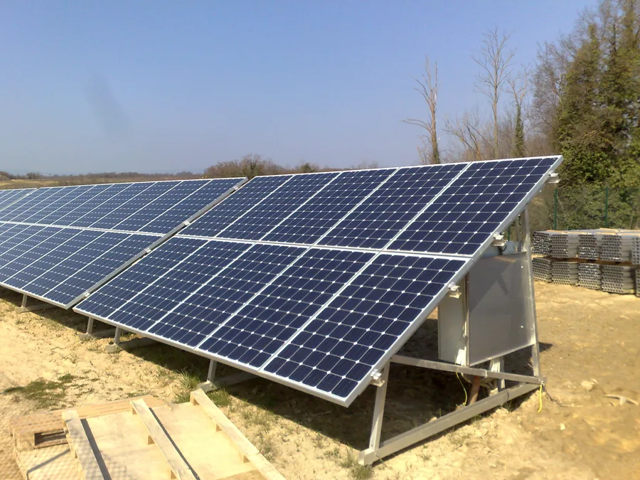 File di moduli fotovoltaici installate a terra su strutture in acciaio ancorate con fondazioni a vite T-Block.