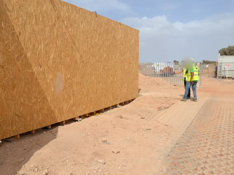 Edificio in legno in costruzione al Solar Decathlon Africa di Benguerir, con la base ancorata su fondazioni a vite T-Block.