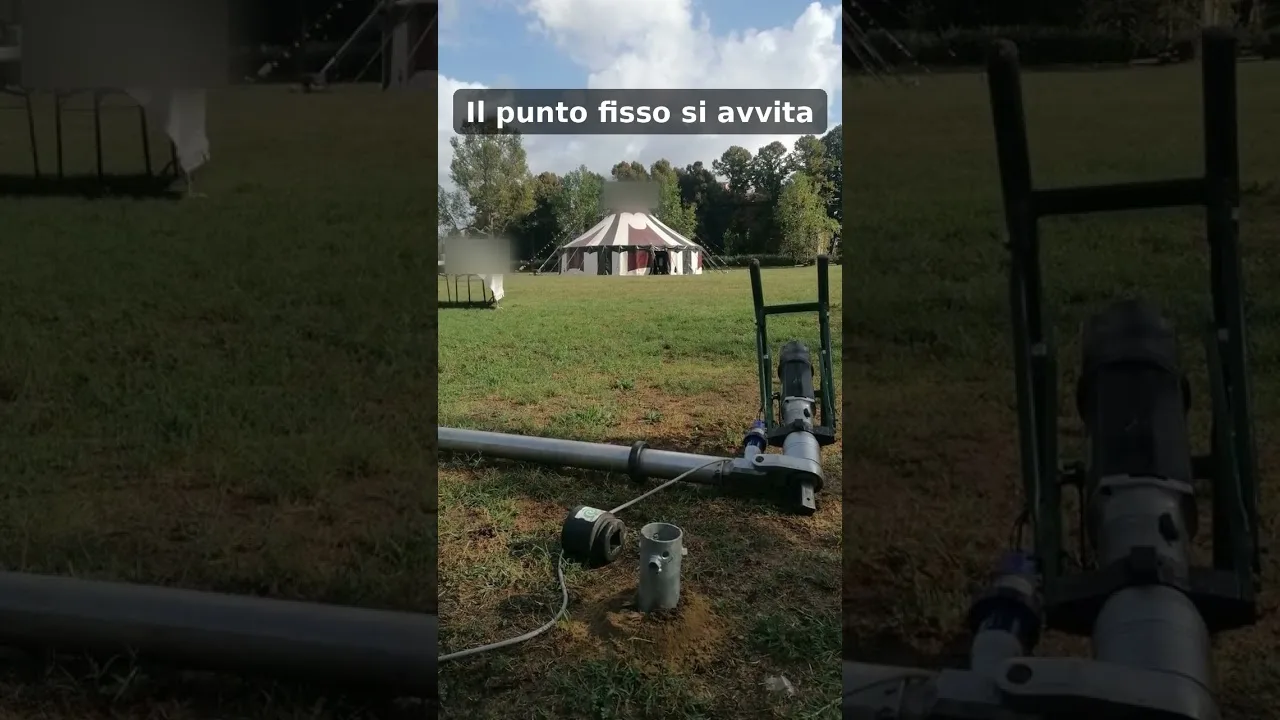Un T-Block pronto da avvitare in un prato, con sullo sfondo un tendone a pagoda.
