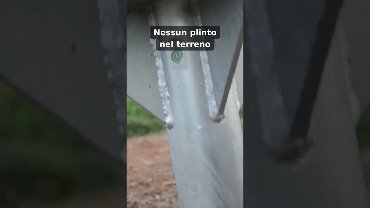 Il piede in acciaio zincato della struttura di una copertura sportiva, fissato al terreno senza plinto.