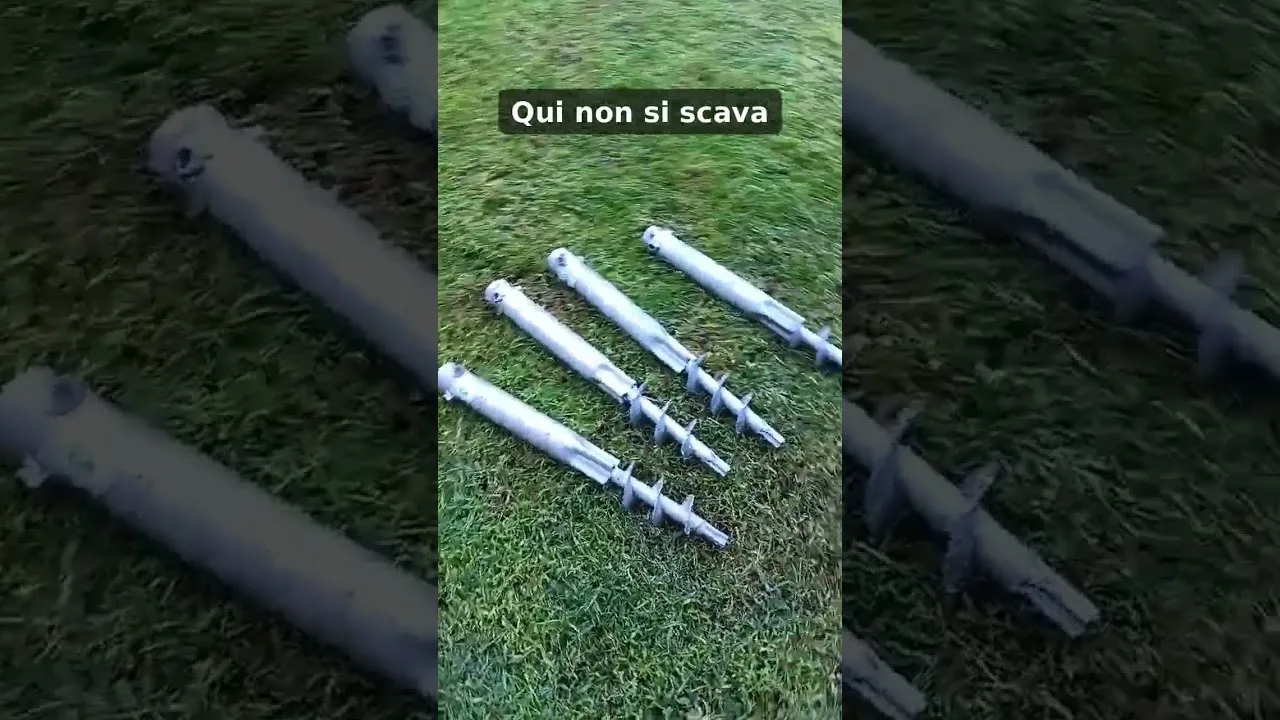 Quattro T-Block appoggiati sull'erba del chiostro prima di essere avvitati a mano.
